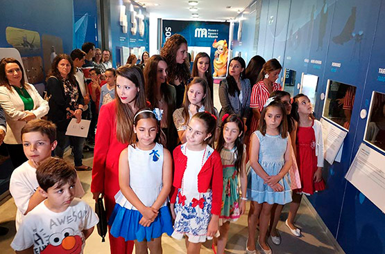 Ir a la noticia Les Belleses del Foc i les Dames d’Honor visiten el Museo de Aguas de Alicante