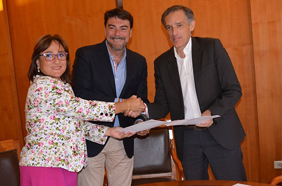 Foto firma de convenio Luis barcala, Francisco Bartual, Mari Ángeles Goitia